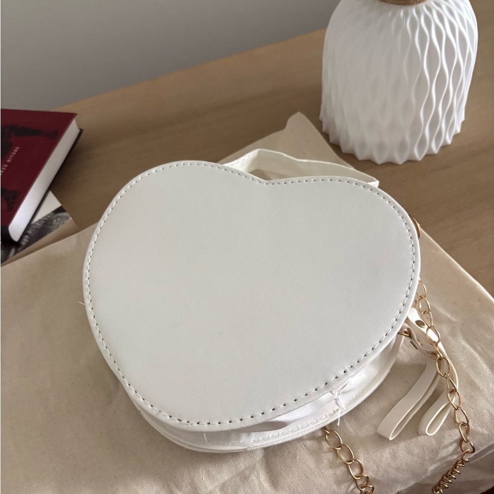 🦢 Elegance White Heart Pearl-Style Floral Crossbody Purse - Picture 4 of 7